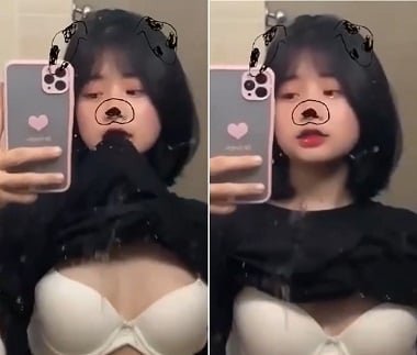 Cô gái sinh viên khoe cặp vú bé xinh xắn